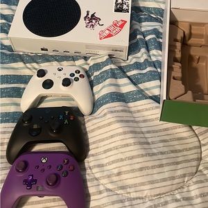 Xbox series s (with 3 controllers and rechargeable batteries)
